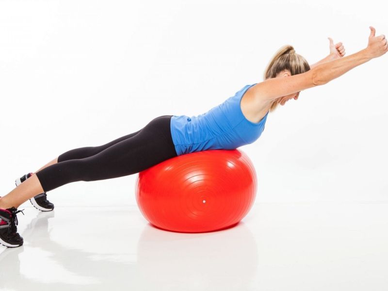 8 ефикасни вежби со пилатес топка за обликување на стомакот и рацете